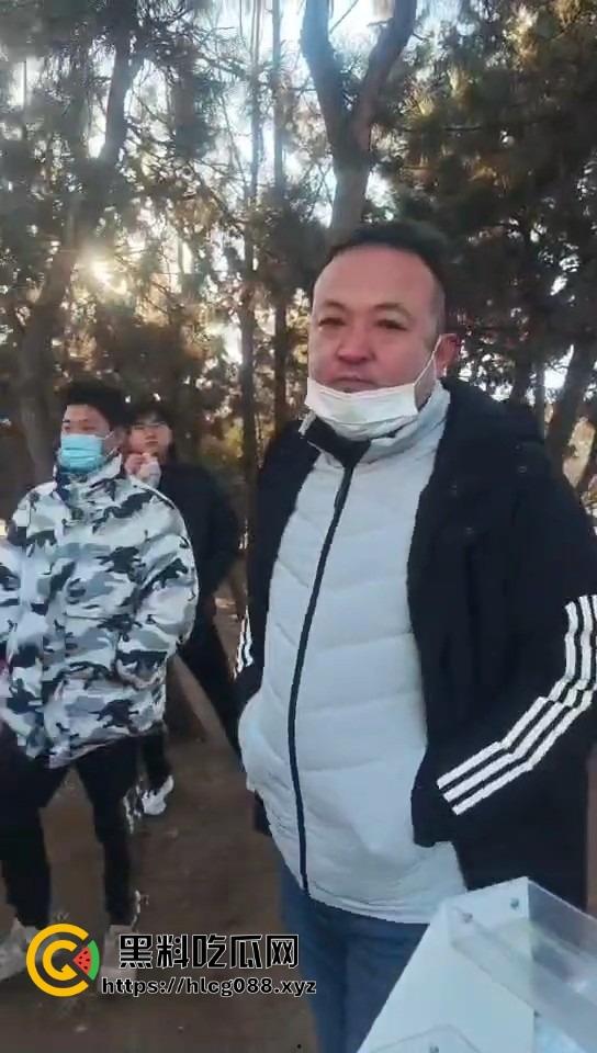 山东日照航海工程职业学院门口卖淀粉肠的摊主惨了！白衣男当街掀摊，城管还是社会哥？-4