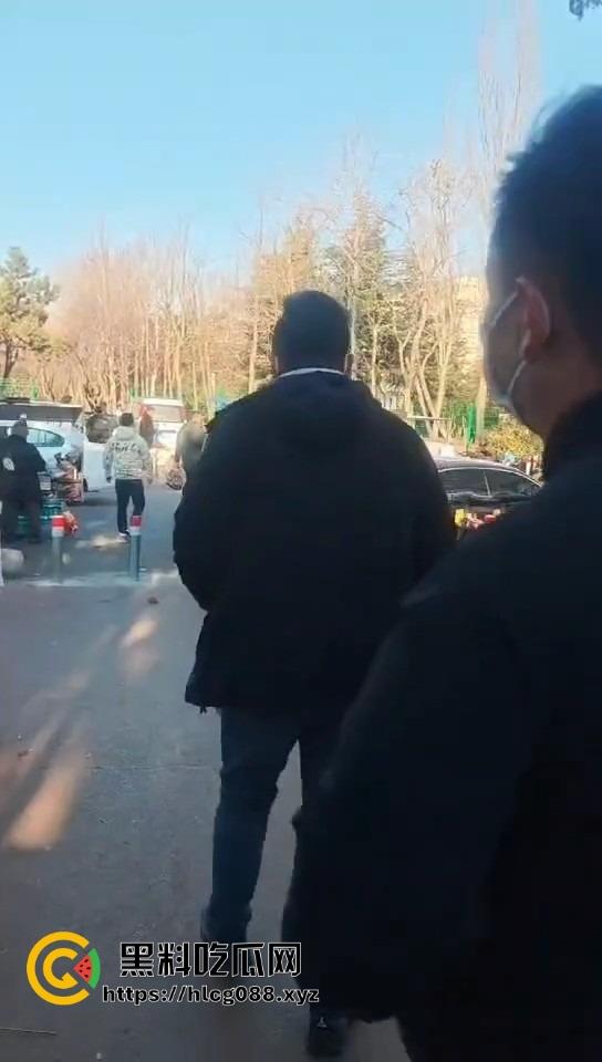 山东日照航海工程职业学院门口卖淀粉肠的摊主惨了！白衣男当街掀摊，城管还是社会哥？-5