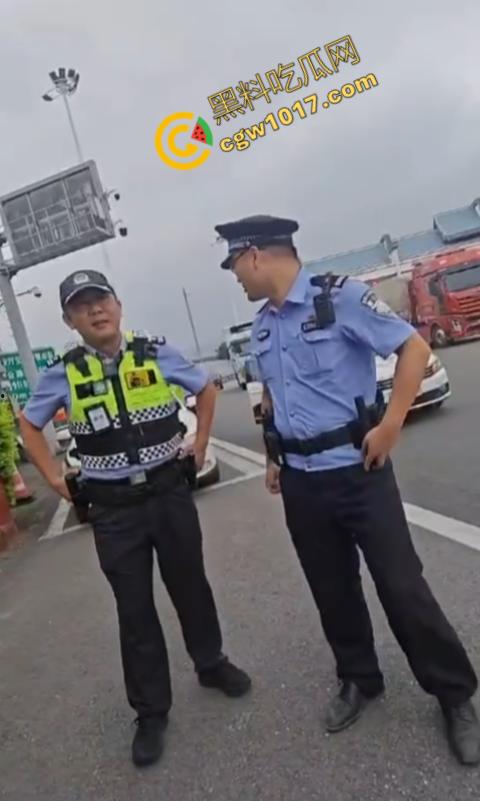 福建高速路口上演“辣椒水暴力”惨剧：交警野蛮执法，企图抢夺证据！公众怒呼严惩黑警！-1