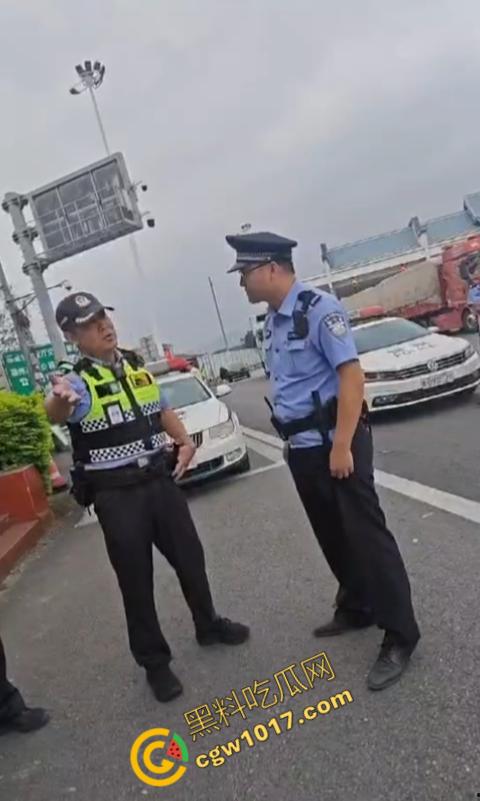 福建高速路口上演“辣椒水暴力”惨剧：交警野蛮执法，企图抢夺证据！公众怒呼严惩黑警！-2