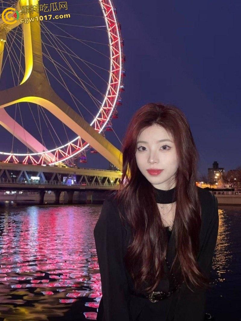 杭州高颜值美女【邓莹莹】，和男友租房日常做爱曝光，口交足交轮番榨精，狗链牵引女上骑乘，后入爆操淫叫连连！-2