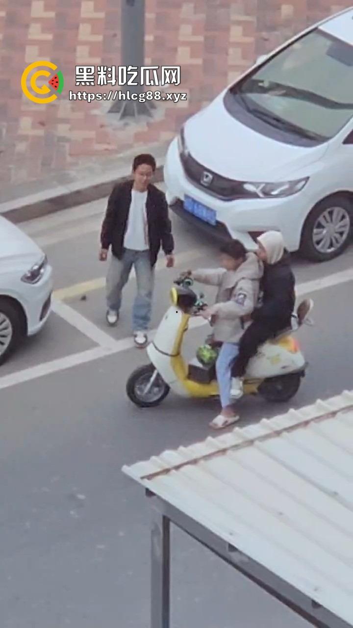 河南偷车小分队大白天开抢，一人爆车门硬撬，两傻逼骑小电驴望风，天网监控算个屁！-1