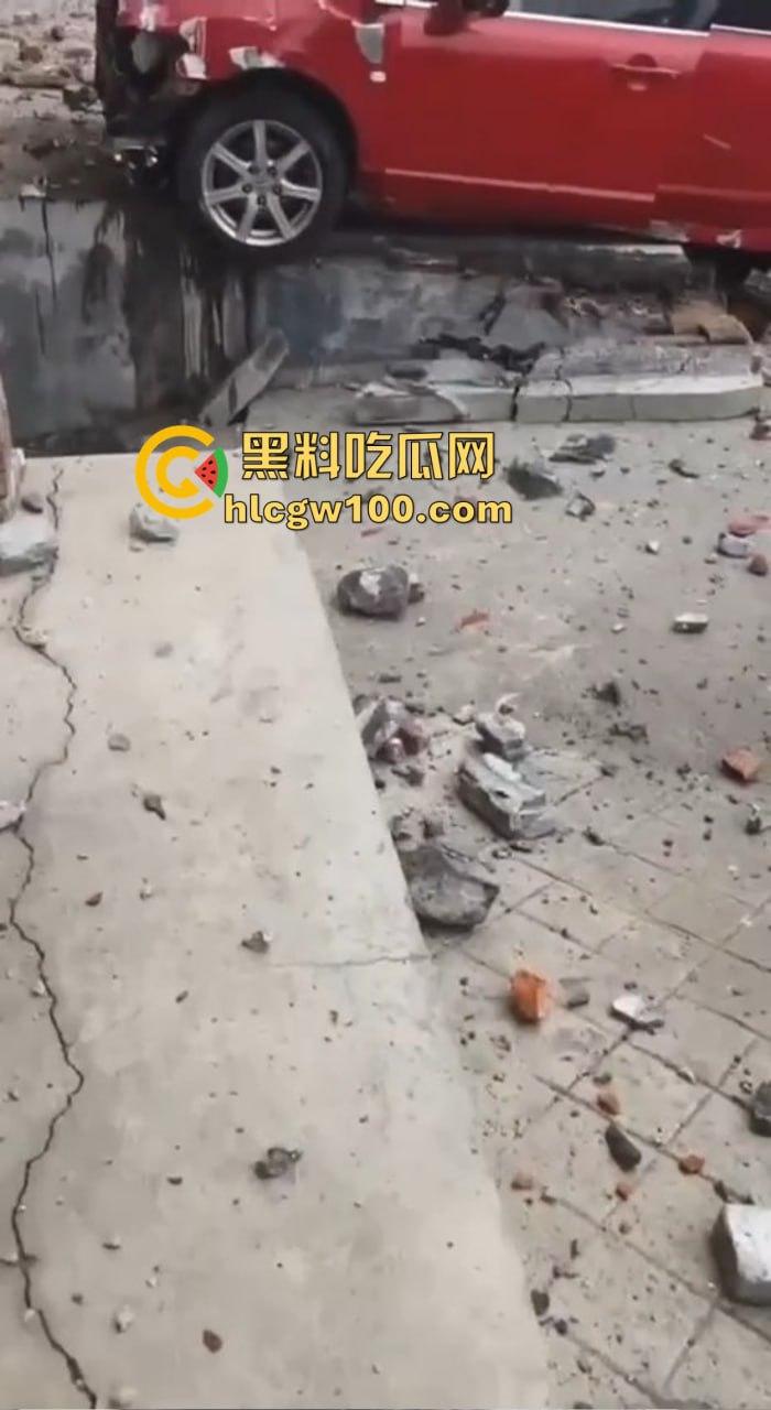 女司机漂移撞墙全程高能,开车像玩QQ飞车,氮气加速弹射起步,车撞成废铁人却完好无损牛逼!-3