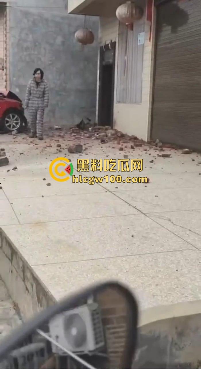 女司机漂移撞墙全程高能,开车像玩QQ飞车,氮气加速弹射起步,车撞成废铁人却完好无损牛逼!-8