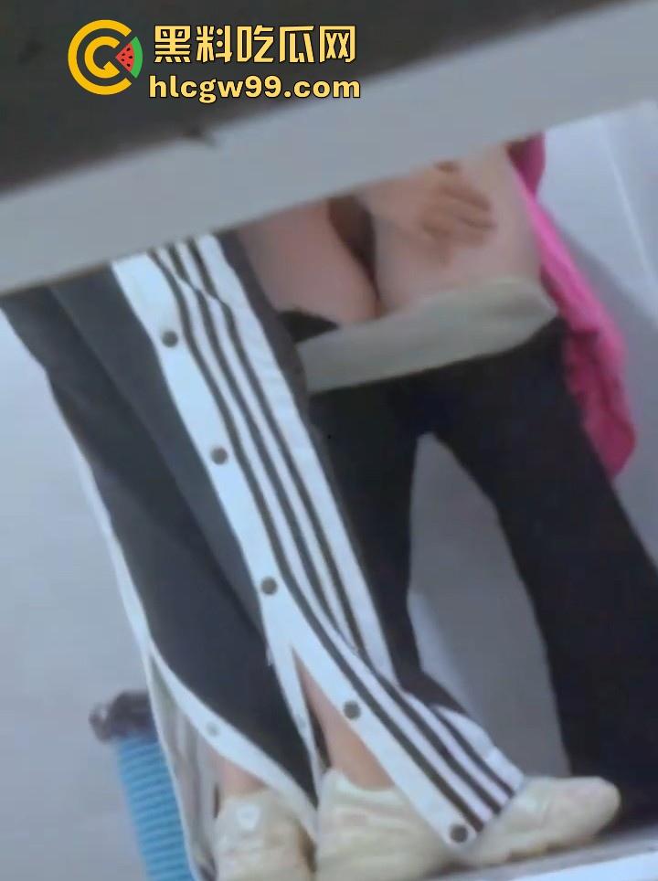 大学厕所女同打野炮被偷拍！小T疯狂舔奶手指扣穴 最后还假装后入撞击 没鸡巴是真憋屈啊！-5